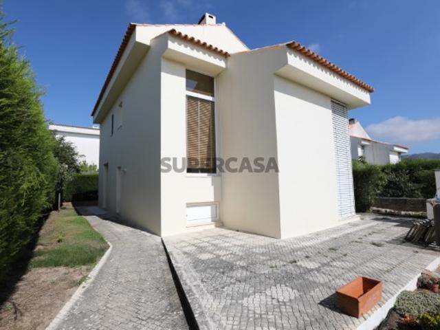 Moradia T3 com Jardim e Garagem na Quinta Verde Nafarros, Sintra