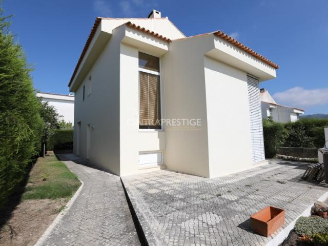 Moradia T3 com Jardim e Garagem na Quinta Verde Nafarros, Sintra
