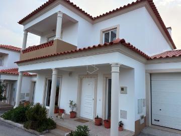 Moradia T3 com Jardim e Garagem a Minutos de São Martinho do Porto