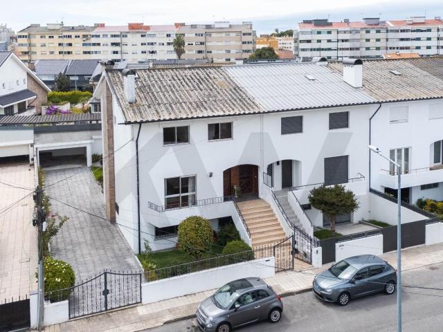Moradia T3 com jardim e garagem box para 2 carros — Senhora da Hora