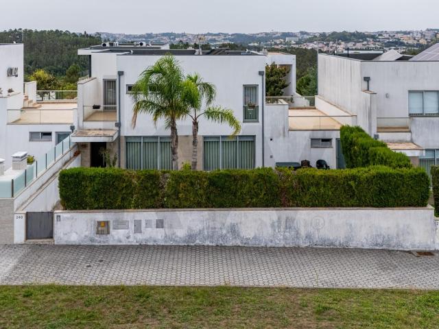 Moradia T3 com Jardim e Garagem | Urbanização Minas do Pintor