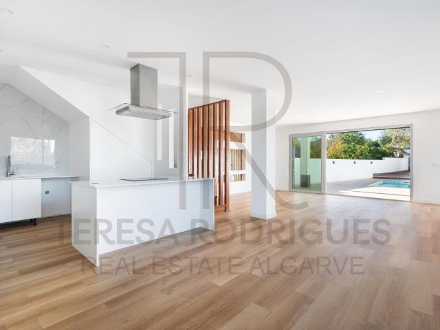 Moradia T3 com jardim e piscina para venda na Patã, em Boliq. 180m² Boliqueime