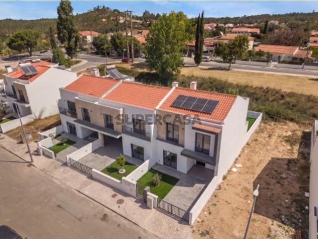Moradia T3 com jardim em fase de construção em Sesimbra Setúbal