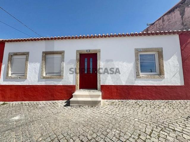 Moradia T3, com jardim, no centro da Chamusca
