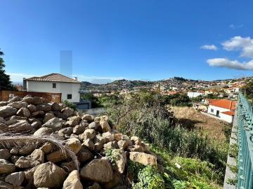 Moradia T3 com Jardim numa Urbanização Tranquila e Familiar — São Roque, Funchal Portugal