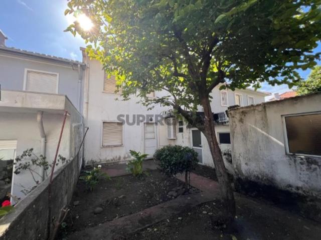 Moradia T3 com jardim para recuperação perto do Parque da Cidade