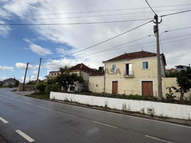 Moradia T3 com 1.228 m² de terreno, garagem e anexos | Santiago de Litém