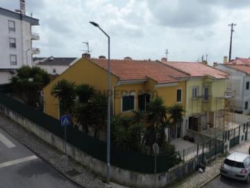 Moradia T4 com Logradouro e Garagem