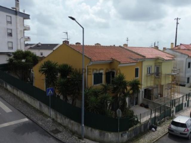 Moradia T4 com Logradouro e Garagem