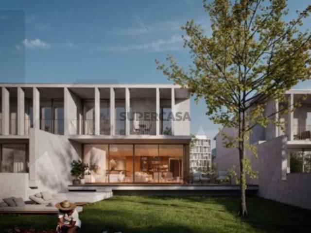 Moradia T3 com pátio e jardim em Arcozelo inserido em condomínio