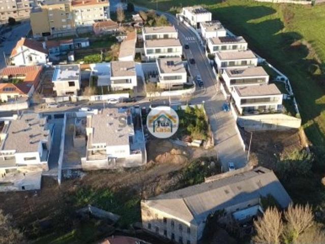 Moradia T3 com Piscina na Granja Três Suítes, Conforto e Qualidade num Ambiente Exclusivo