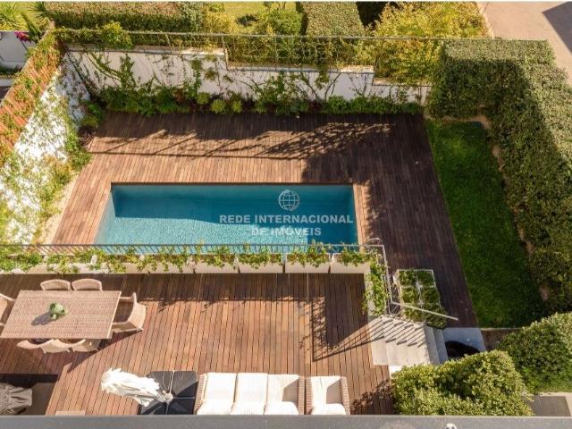 Moradia T4 com Piscina e Rooftop com Vista Mar em Francelos