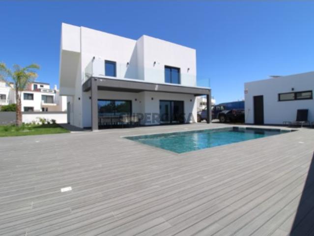 Moradia T3 com piscina, cave, garagem e vista mar na Fuzeta