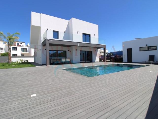 Moradia T3 com piscina, cave, garagem e vista mar na Fuzeta 326m² Moncarapacho e fuseta