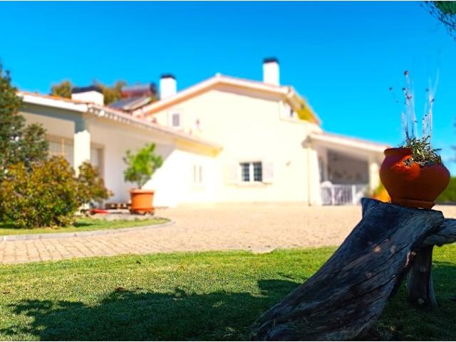 MORADIA T3 COM PISCINA COBERTA, QUINTAL E 2 GARAGENS, BELMONTE, BEIRA BAIXA