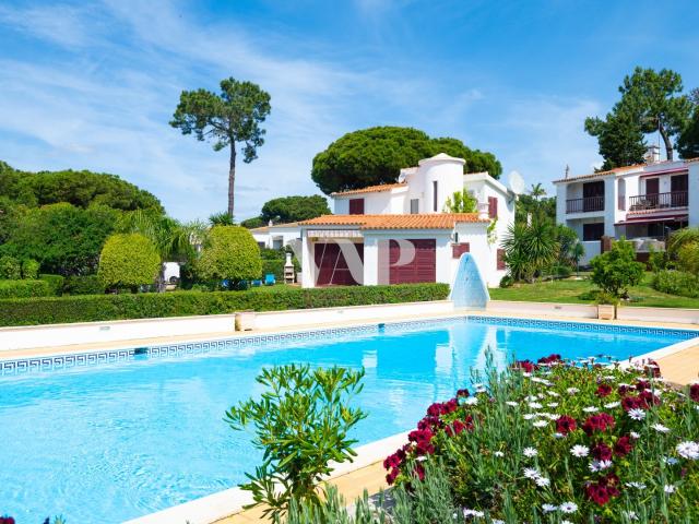 Moradia T3 com piscina comum e jardim privativo em Vilamoura