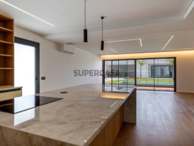 Moradia T4 com Piscina, design moderno, em Vila Nova de Gaia