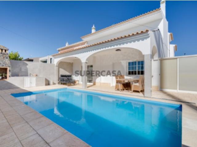 Moradia T3 com piscina e garagem em Lagoa