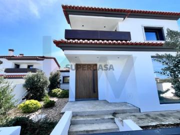Moradia T3 com piscina e garagem em Ribamar