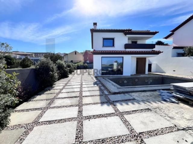Moradia T3 com piscina e garagem em Ribamar