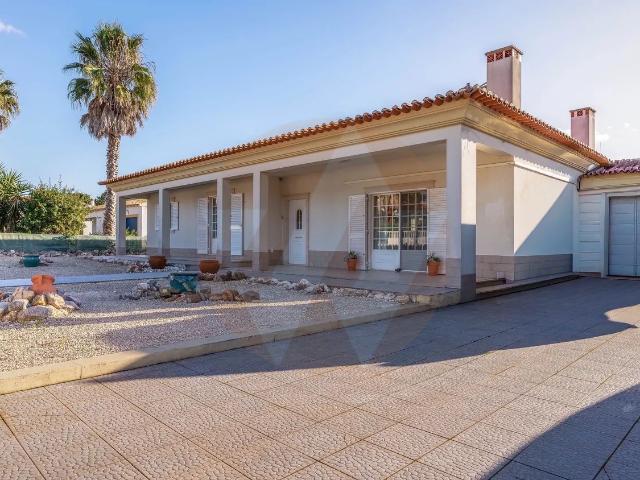 Moradia T3 com Piscina e Garagem na Urbanização Vale da Telha