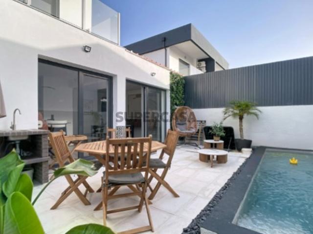 Moradia T3 com Piscina e Design Exclusivo em Fernão Ferro
