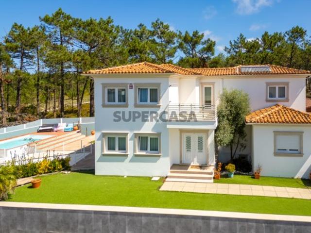 Moradia T3 com piscina e excelente exposição solar na Nazaré