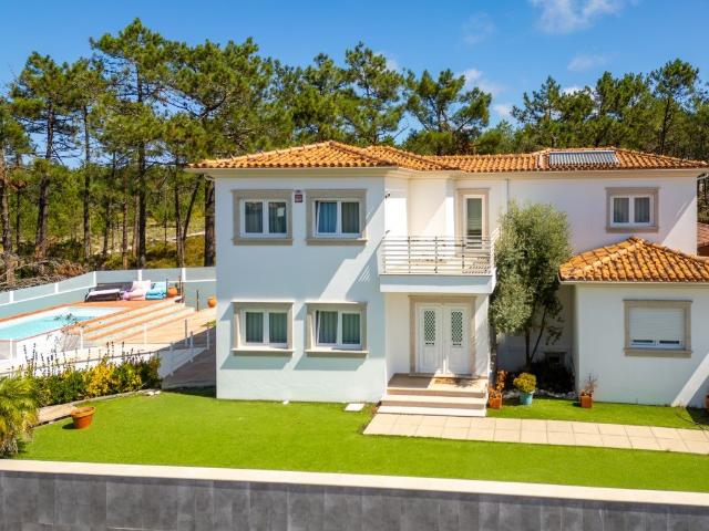 Moradia T3 com piscina e excelente exposição solar na Nazaré 280m² Nazaré