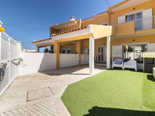 Moradia T3 com Piscina e Excelentes Áreas nos Foros de Amora