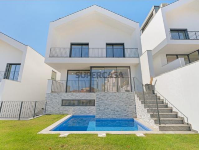 Moradia T4 com piscina e jardim na Amoreira, Cascais