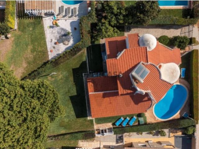 Moradia T3 com Piscina e Jardim Amplo em Vilamoura Oportunidade para Renovar e Valorizar