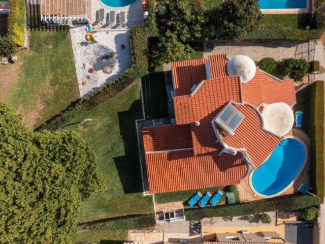 Moradia T3 com Piscina e Jardim Amplo em Vilamoura Oportunidade para Renovar e Valorizar