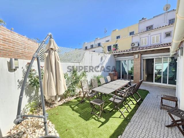 Moradia T3 com piscina e jardim comuns na Marina de Vilamoura