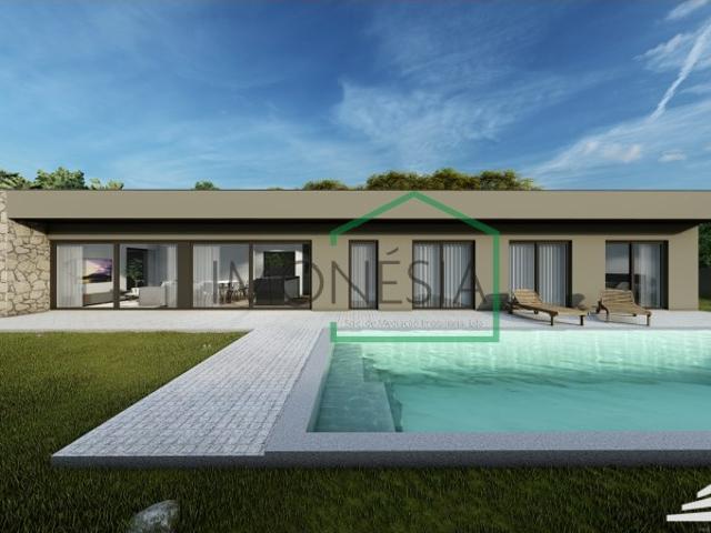 Moradia T3 com piscina e jardim em fase de fase de construção