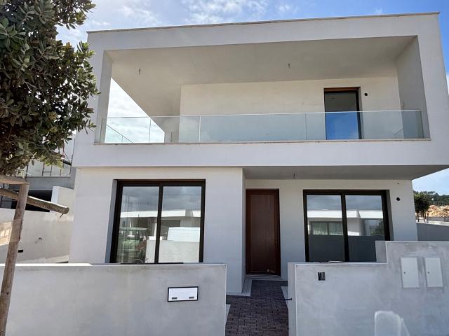 Moradia T3 com Piscina e Rooftop com Vista Mar em São Martinho do Porto