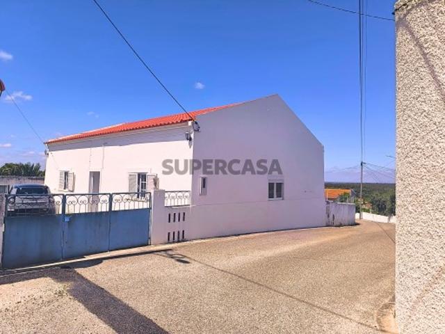 Moradia T3 com piscina e terreno com furo em Abrantes