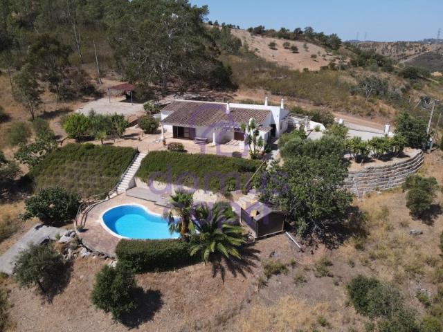 Moradia T3 com Piscina e Terreno em Porto Carvalhoso Tavira