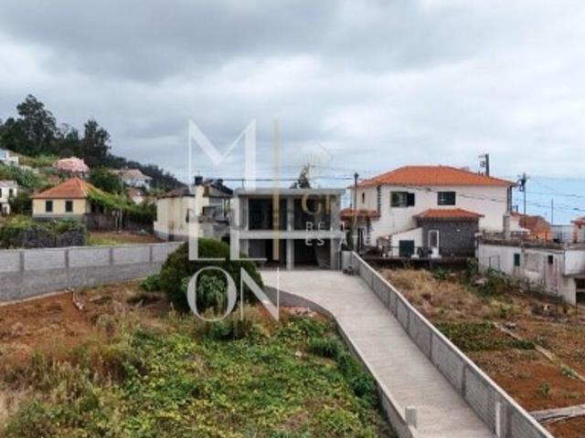 Moradia T3 com Piscina e Vista Deslumbrante sobre o Mar Arco da Calheta