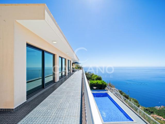 Moradia T3 com Piscina e Vista Panorâmica sobre o Atlântico Arco da Calheta