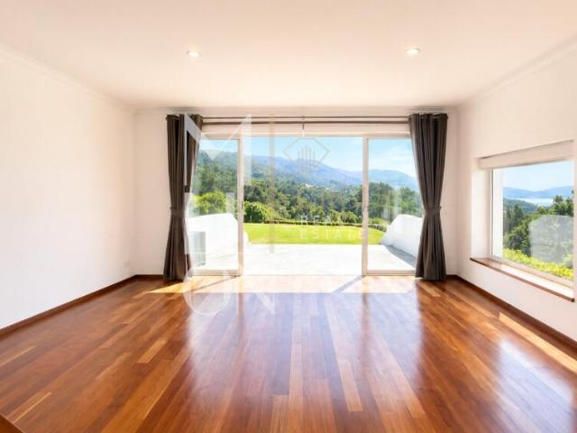 Moradia T3 com Piscina e Vista Rio | Condomínio Exclusivo em Gondarém