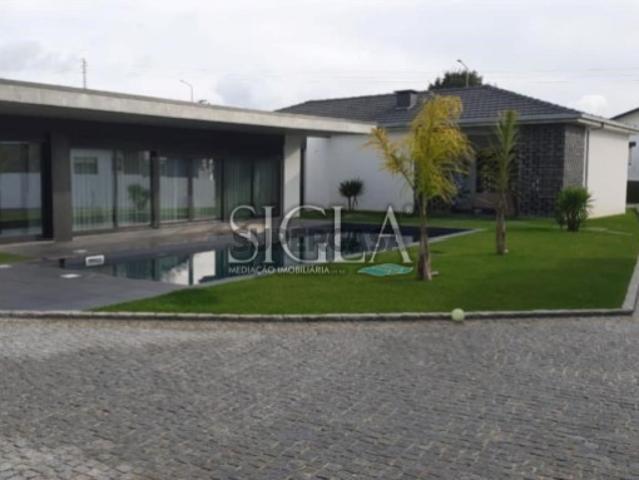 Moradia T3, com piscina, em Arcozelo