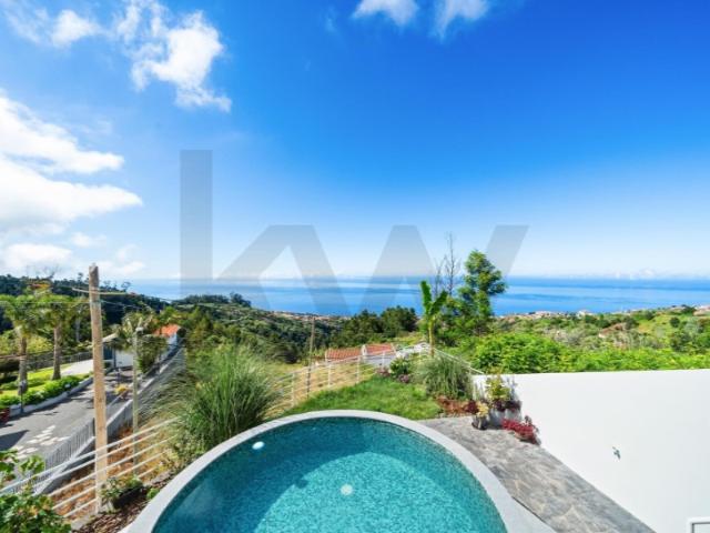 Moradia T3 com Piscina, Jardim e Vista Desafogada nos Canhas