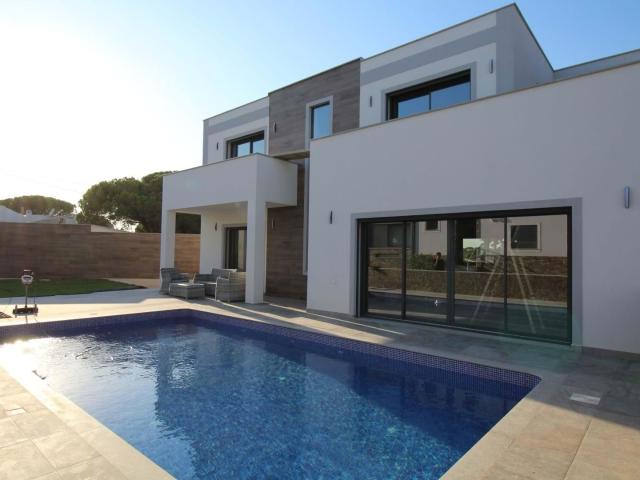 Moradia com 3 quartos com piscina e jardim em Olhos de Água 248m² Albufeira e olhos de água