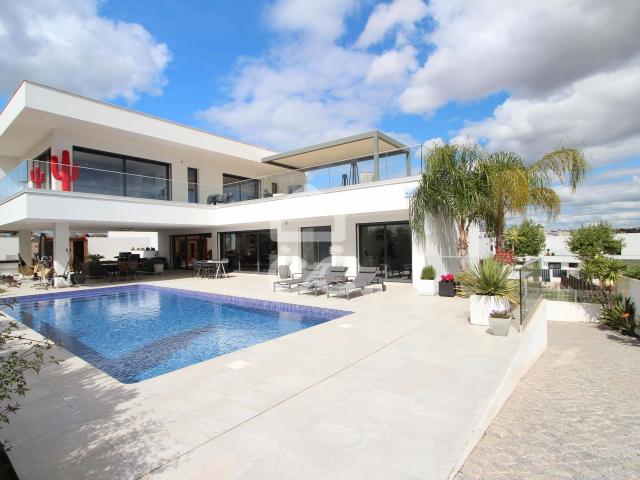 Moradia T3 com piscina, terraço e garagem ampla em Alcantarilha