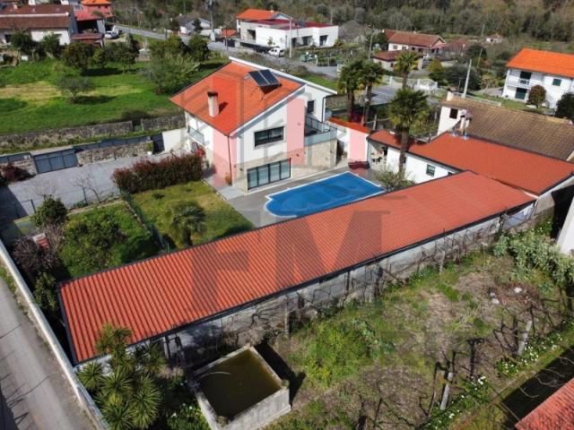 Moradia T3 com Piscina, 2 Apartamentos T1 + anexos e 3 Garagens