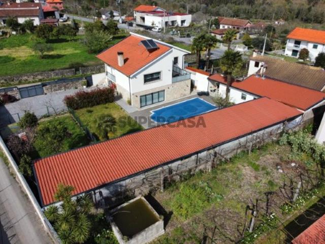 Moradia T3 com Piscina, 2 Apartamentos T1 + anexos e 3 Garagens