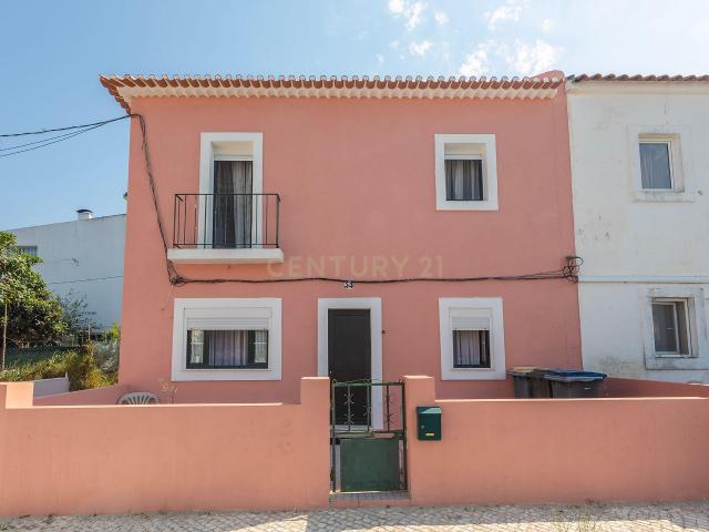 Moradia T3 com Quintal e Alto Potencial no Caramão da Ajuda, Lisboa