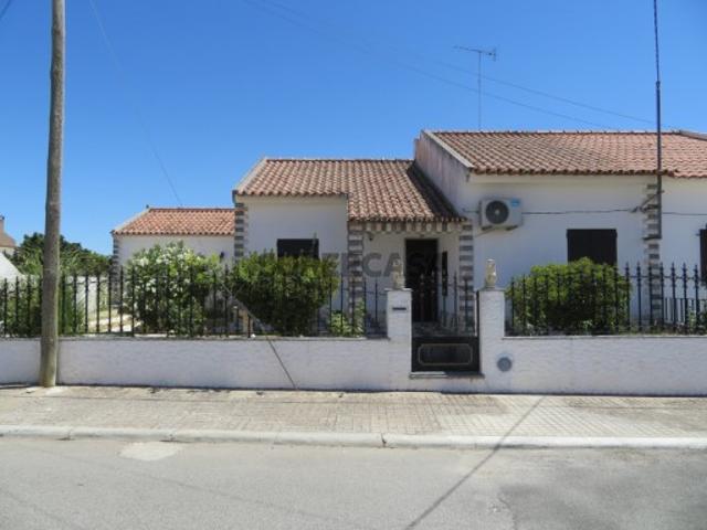 Moradia T3 com quintal e garagem, pronta a habitar, a 2 Kms de Reguengos
