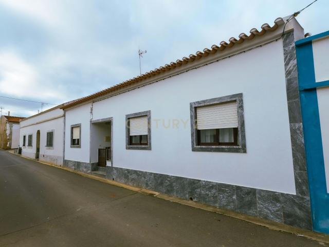 Moradia T3 com quintal, garagem e anexos no centro de Ervidel