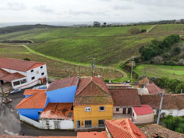 Moradia T3 com rés do chão comercial e jardim na Portela, Vila Verde dos Francos, Alenquer
